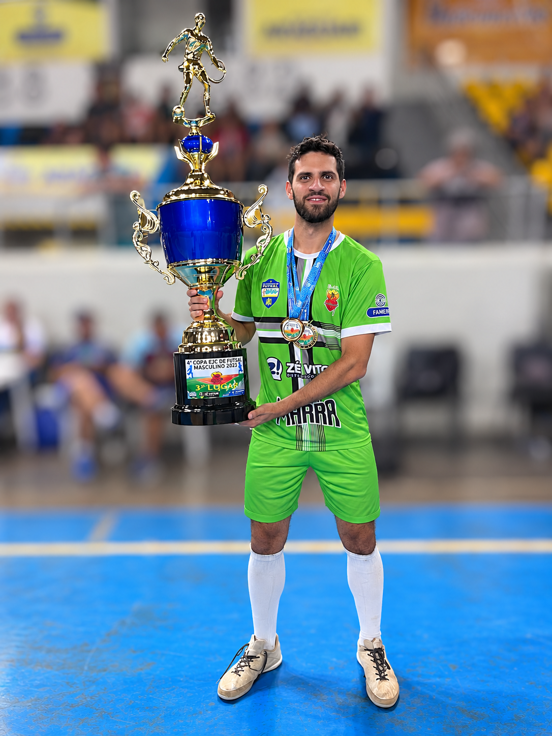 Anderson com troféu de futsal em Araguari